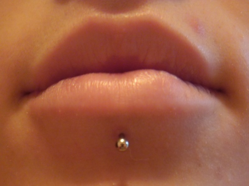 Labret piercing with sufficient extra length for safety