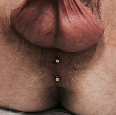 Vertical guiche piercing with curved bar